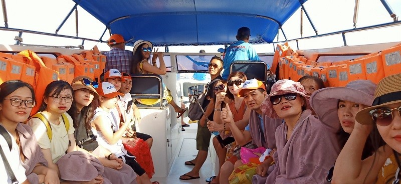 Hành khách di chuyển bằng cano tới đảo San Hô